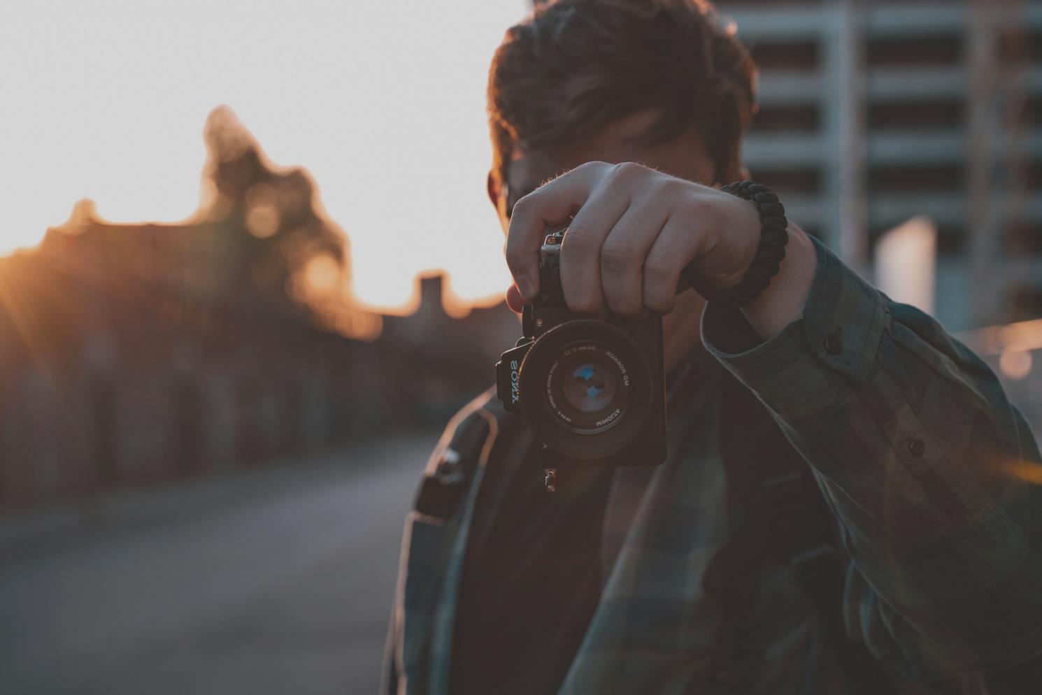 Video-Editing Arbeitsplatz mit professioneller Ausrüstung